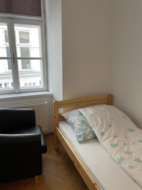 Postel nebo postele na pokoji v ubytování Ferienwohnung St. Pölten Rathausplatz