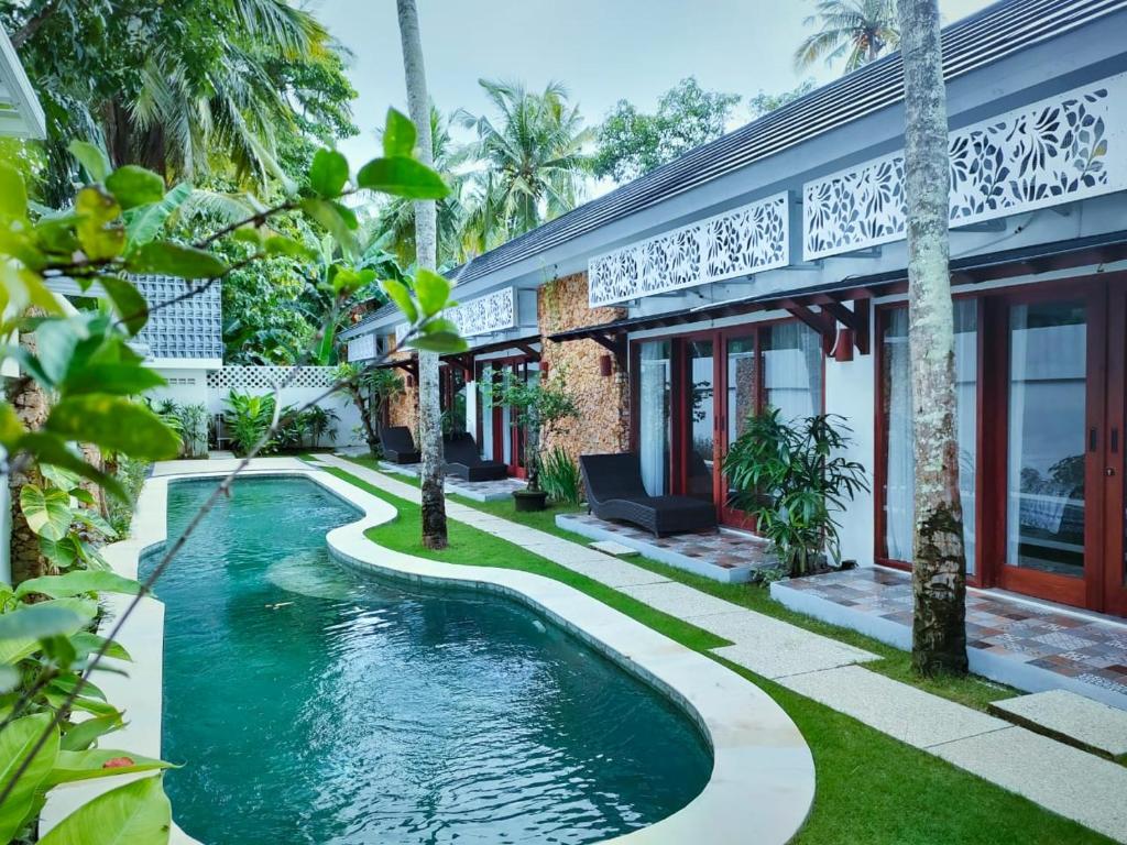 una piscina en el patio de una casa en Villa HOMEY Lombok, en Kuta Lombok