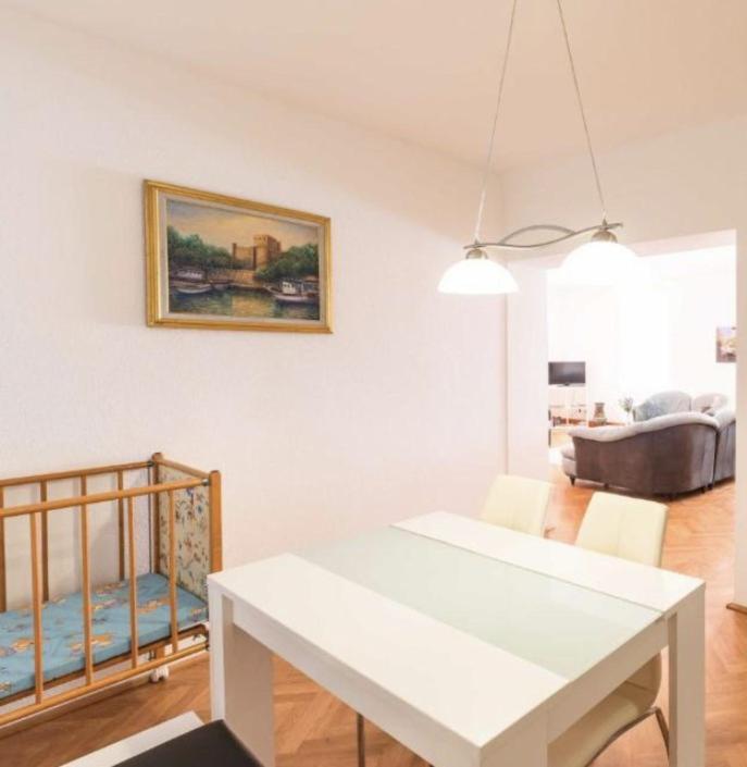 Postel nebo postele na pokoji v ubytování Ferienwohnung St. Pölten Rathausplatz