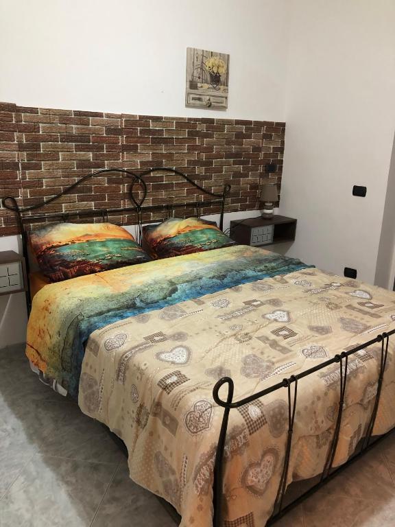 Postel nebo postele na pokoji v ubytování Camera dell' antico Arco Romano