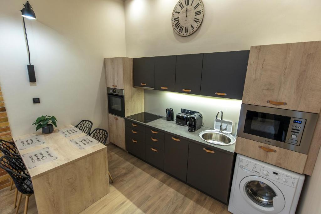 Kuchyňa alebo kuchynka v ubytovaní E12 Boutique Apartments