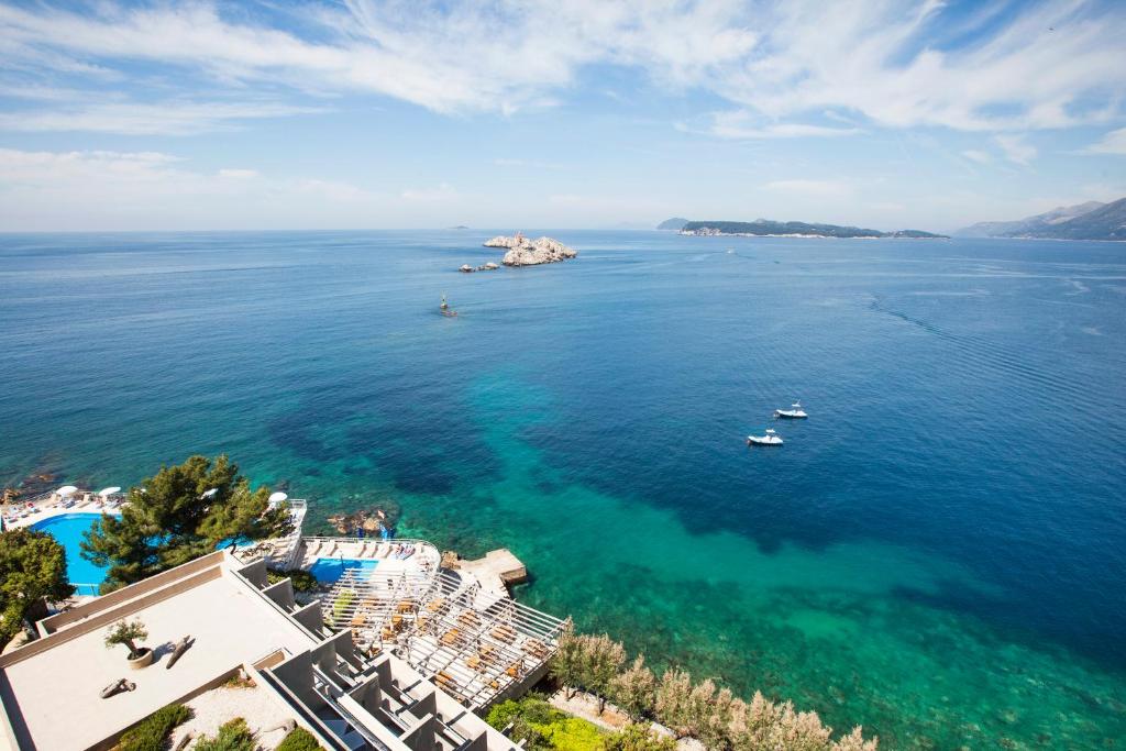 uma vista aérea de uma massa de água com barcos em Hotel Dubrovnik Palace em Dubrovnik