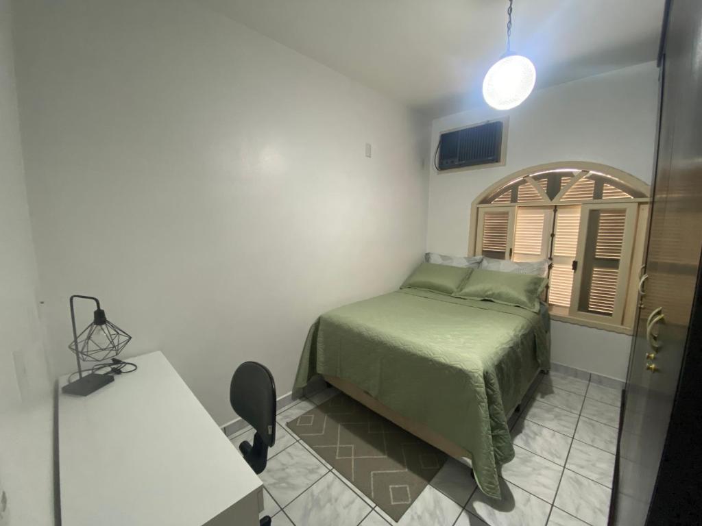 a small bedroom with a bed and a window at Quarto Residencial320 - Timbó in Timbó