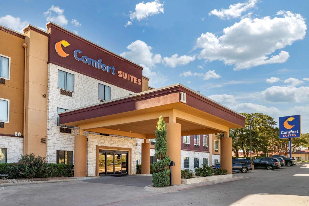 a confident sun building with a sign on it at Comfort Suites in Georgetown
