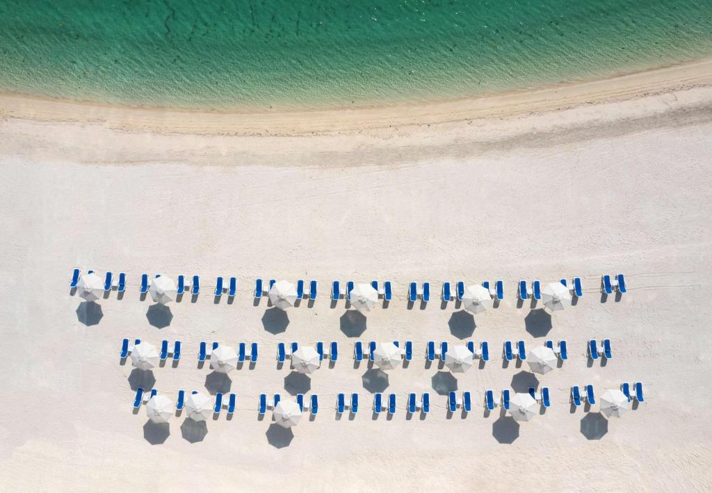 Uma praia em ou perto do resort