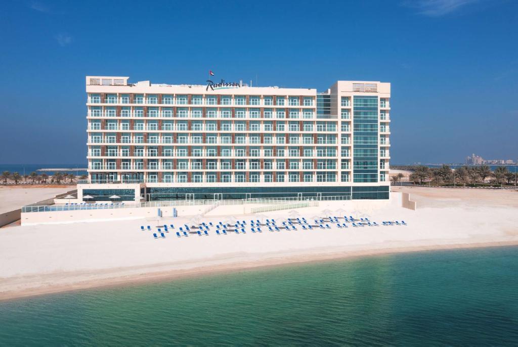 een hotel aan het strand naast het water bij Radisson Resort Ras Al Khaimah Marjan Island in Ras al Khaimah
