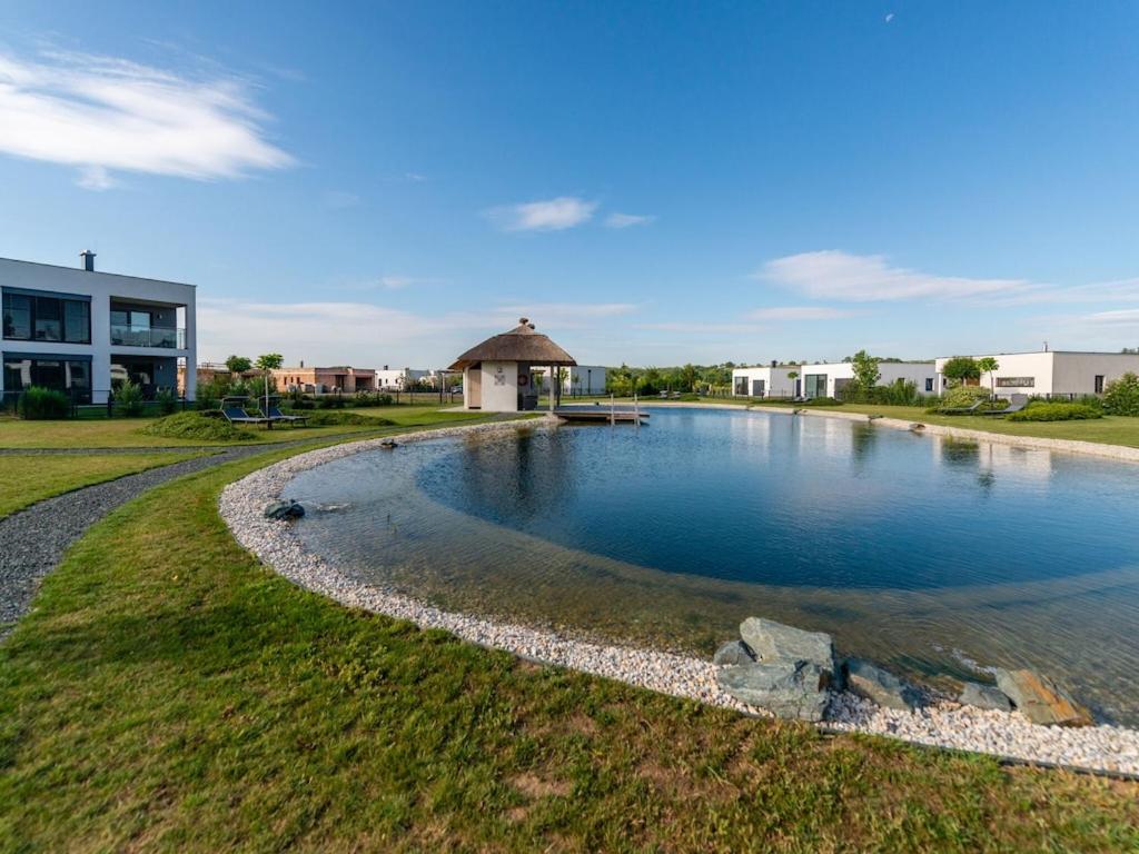 basen z wodą z altaną na dziedzińcu w obiekcie Relaxing Apartment Stay in Zsira w mieście Zsira