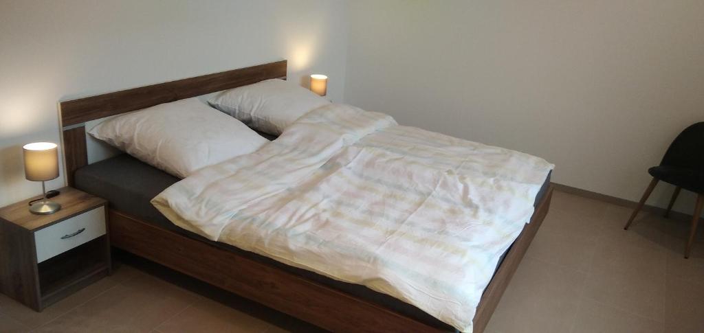 Postel nebo postele na pokoji v ubytování Ferienwohnung flussendlich