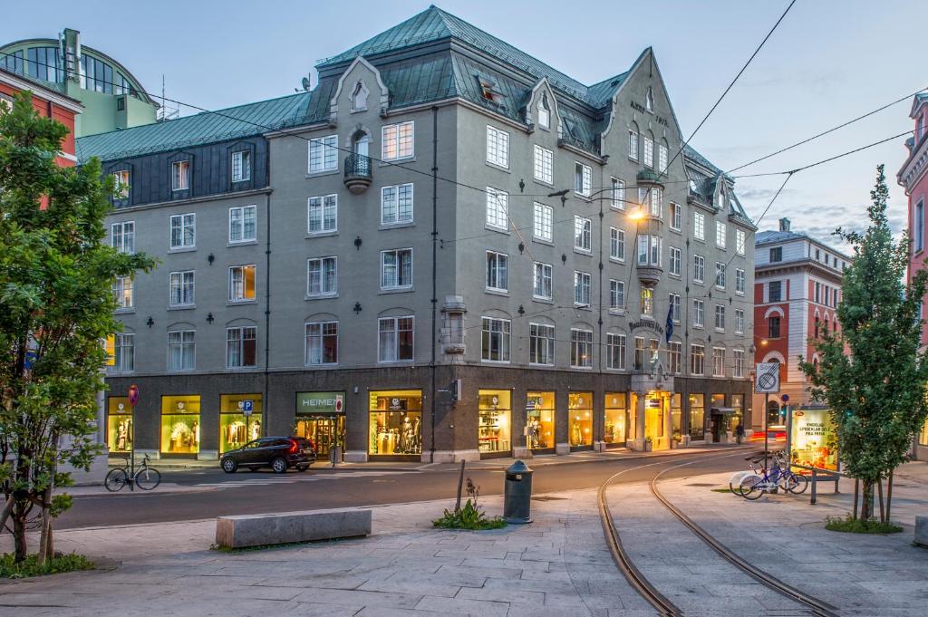 a large building on a street in a city at Hotell Bondeheimen in Oslo