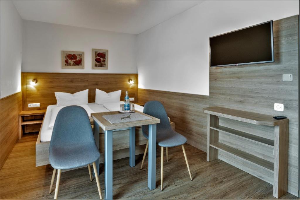 Postel nebo postele na pokoji v ubytování Gästehaus Arracher Hof