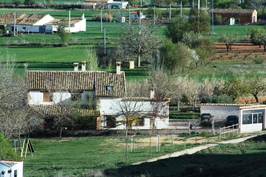 una casa en medio de un campo en Casa del Rio, en Villanueva de la Jara