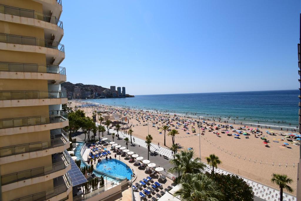 a view of a beach with people and the ocean at Miramar Playa II- Fincas Arena in Benidorm