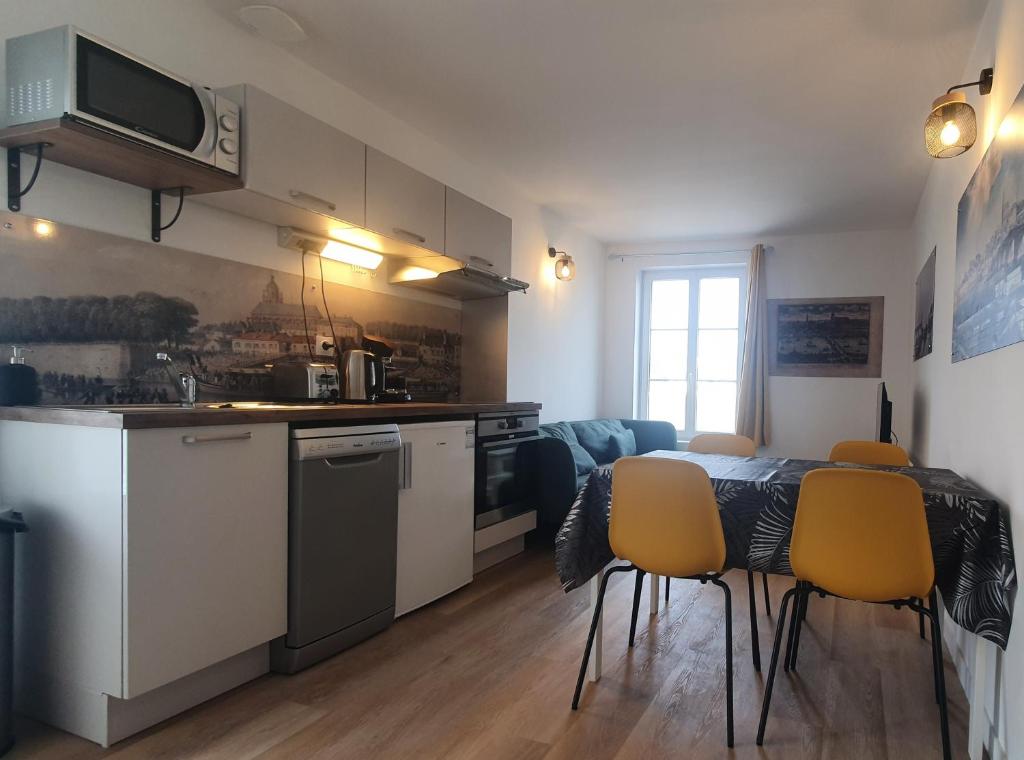 Кухня или мини-кухня в "Gîte les fûtreaux" vue sur Loire & linge inclus
