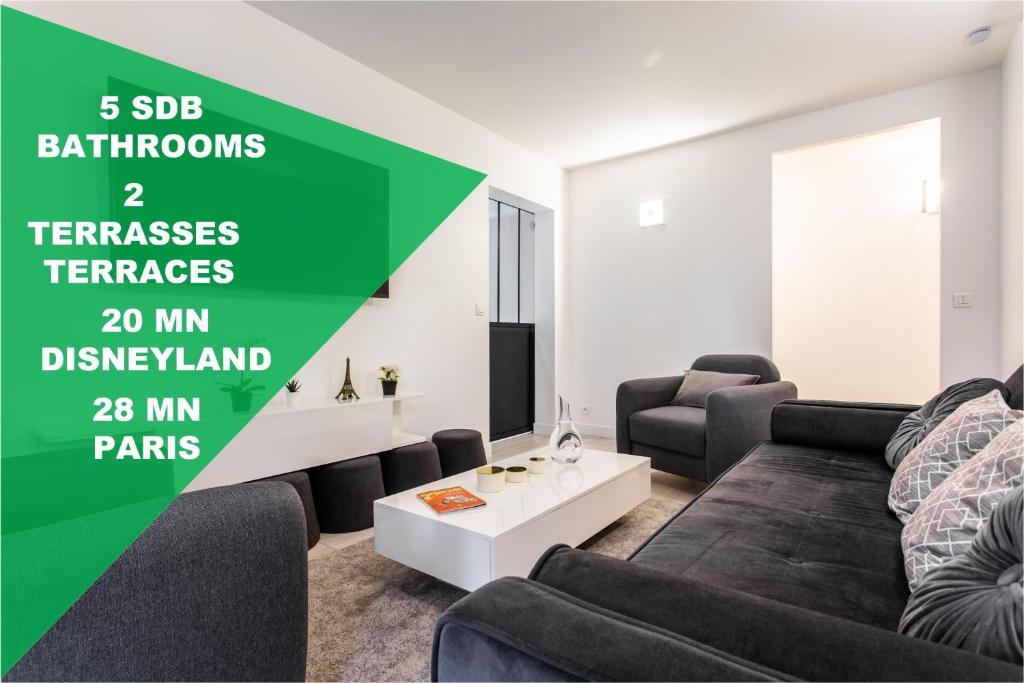 sala de estar con sofá y sillas en D&E - PARIS-DISNEY - HOLIDAYS APARTMENT - APPARTEMENT DE VACANCES - 5 CHAMBRES- 5 SDB - 5 BEDROOMS - 5 BATHROOMS - Netflix, en Champs-Sur-Marne