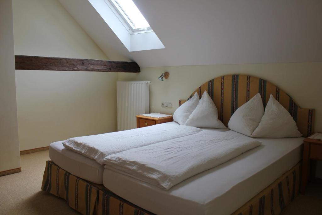 Postel nebo postele na pokoji v ubytování Appartements im Forsthaus