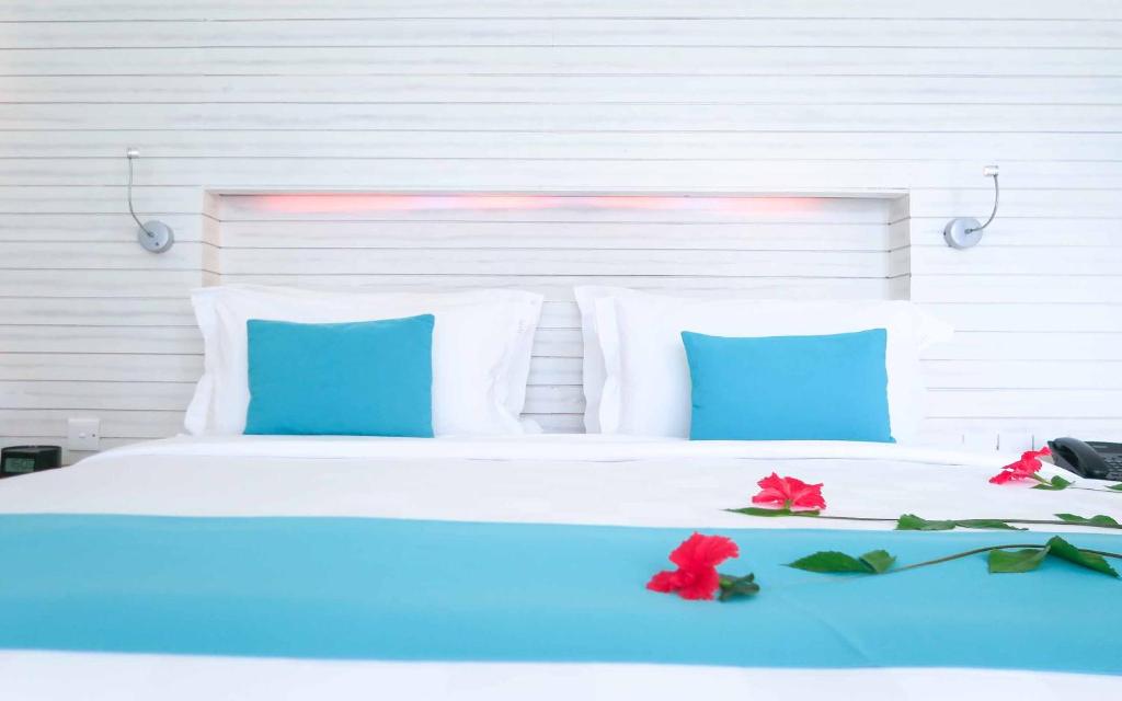 Кровать или кровати в номере Holiday Inn Resort Kandooma Maldives - Kids Stay & Eat Free and DIVE FREE for Certified Divers for a minimum 3 nights stay