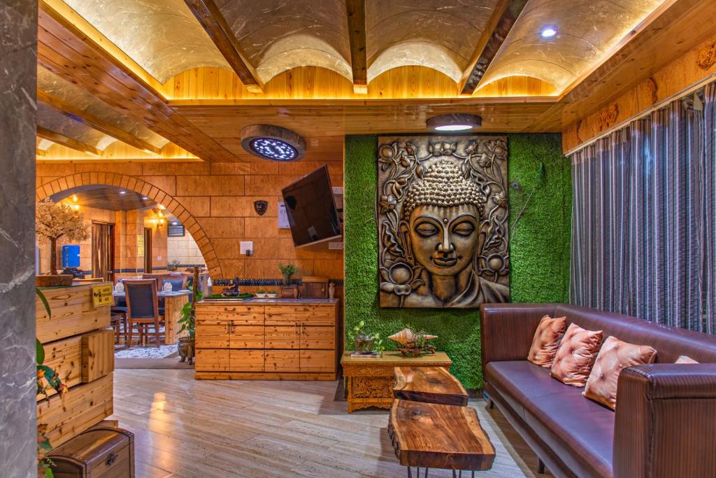 TV a/nebo společenská místnost v ubytování Kanishka Retreat Resort Chail