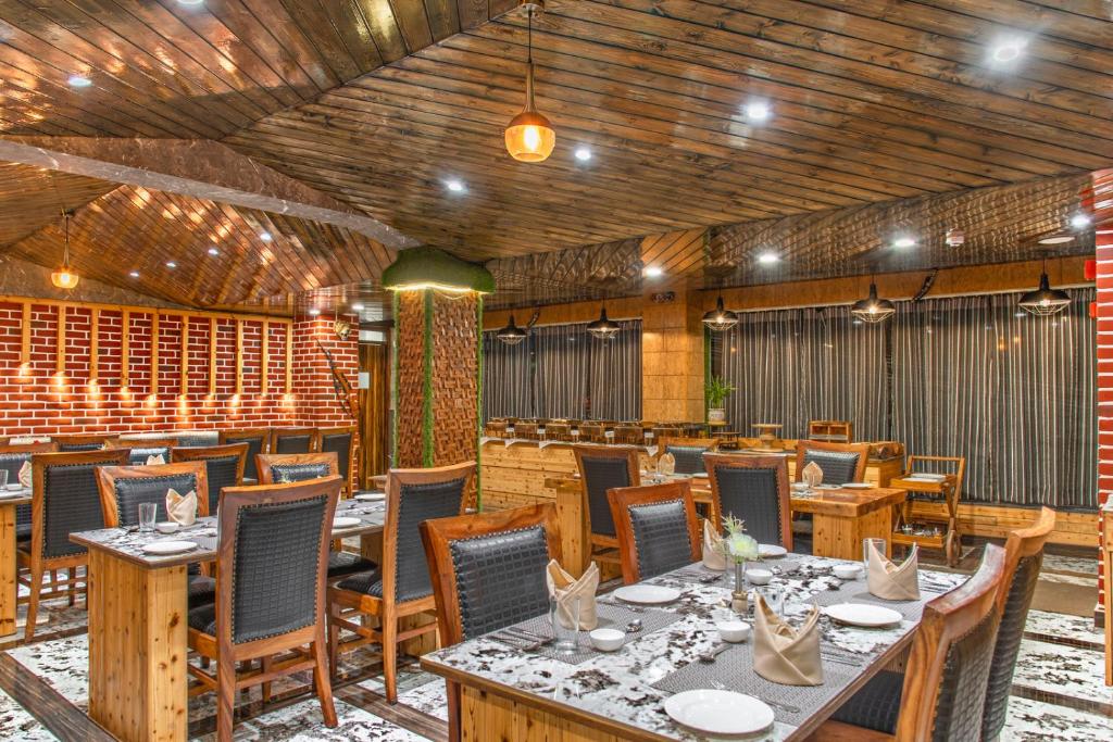 Restaurace v ubytování Kanishka Retreat Resort Chail