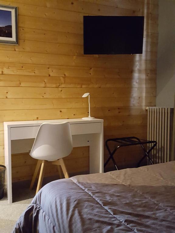 TV a/nebo společenská místnost v ubytování Hôtel Restaurant Glaizette