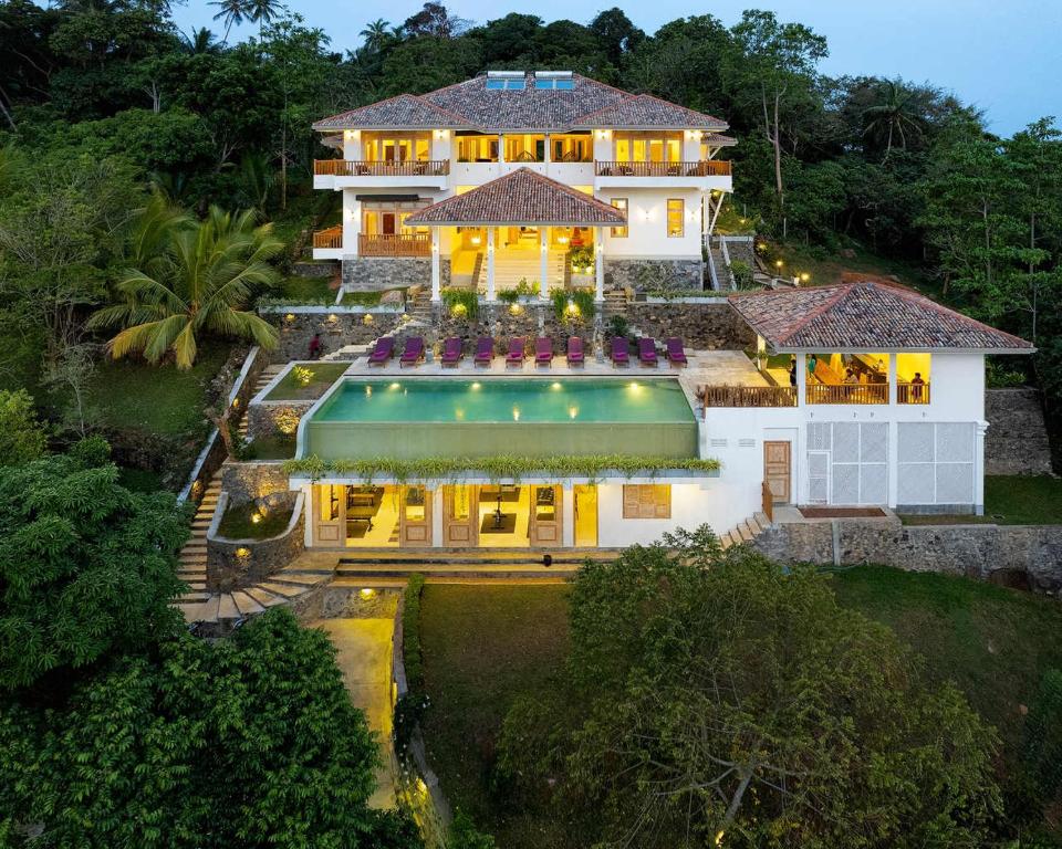 una vista aérea de una casa con piscina en The Divine Villa en Talpe