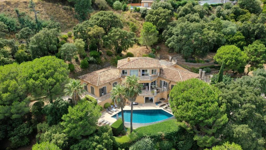 - une vue aérienne sur une maison avec une piscine dans l'établissement Villa Darius Belle et grande villa, piscine, clim, vue mer Cavalaire sur Mer, à Cavalaire-sur-Mer