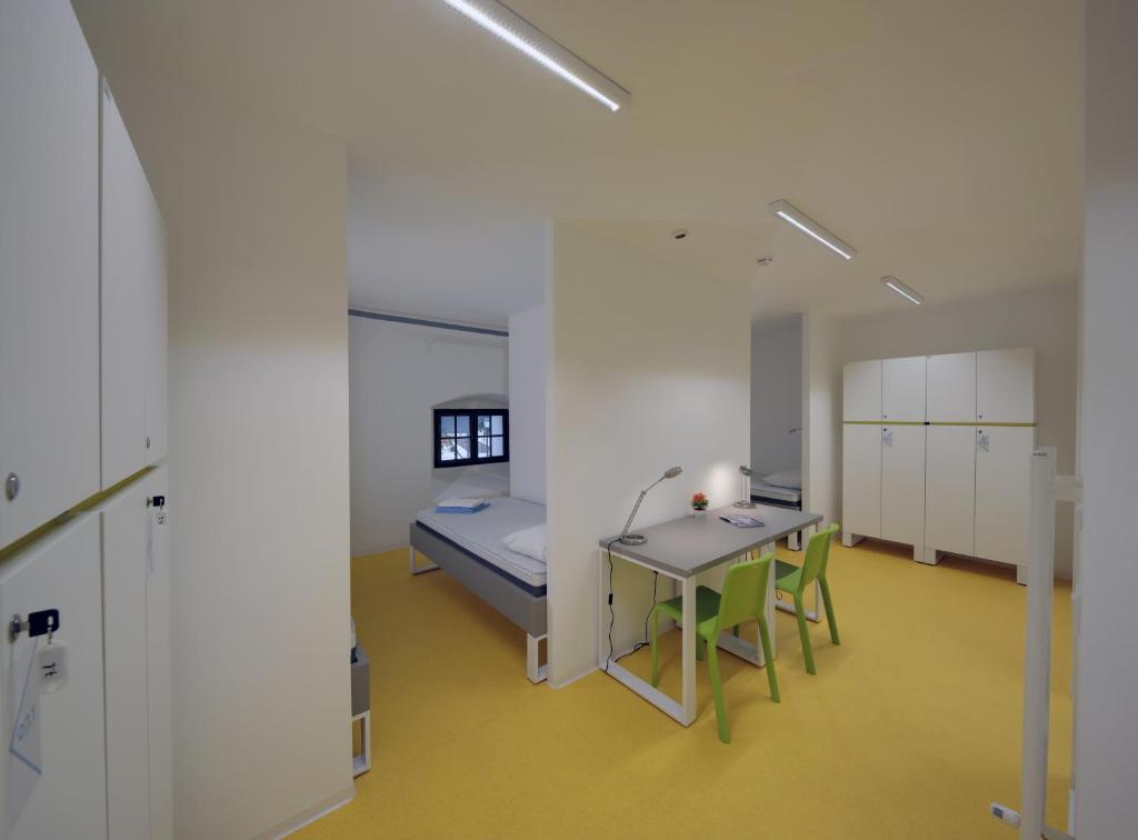 Postel nebo postele na pokoji v ubytování Hi Hostel Stara Pekara Osijek