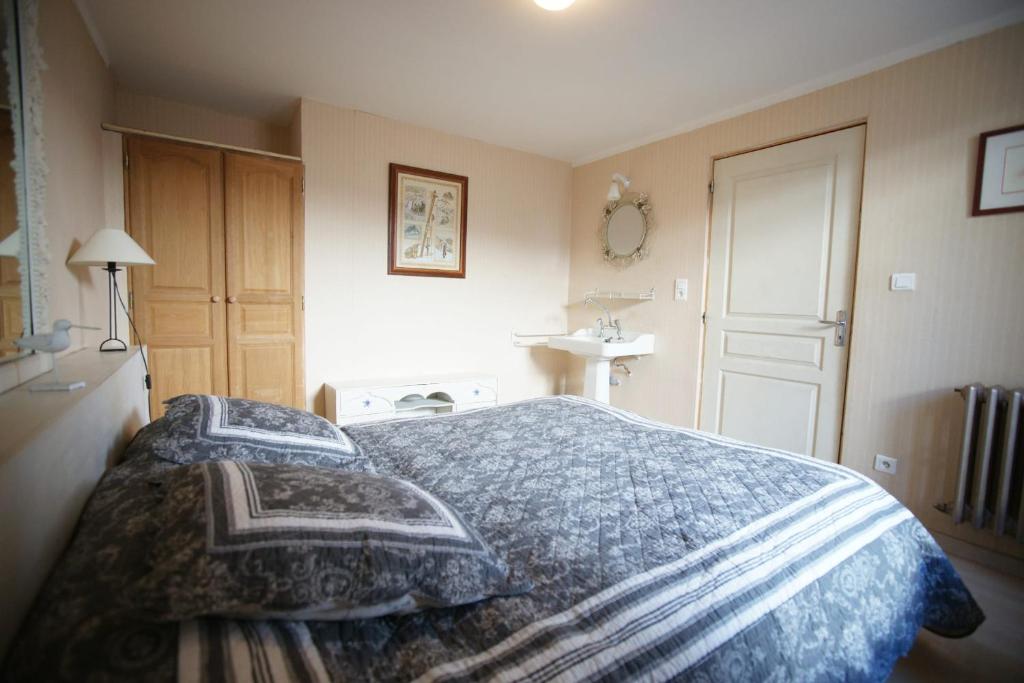 Photo de la galerie de l'établissement Chez Jean Pierre - Couple room in a 17th century house - n 1, à Villar-dʼArêne