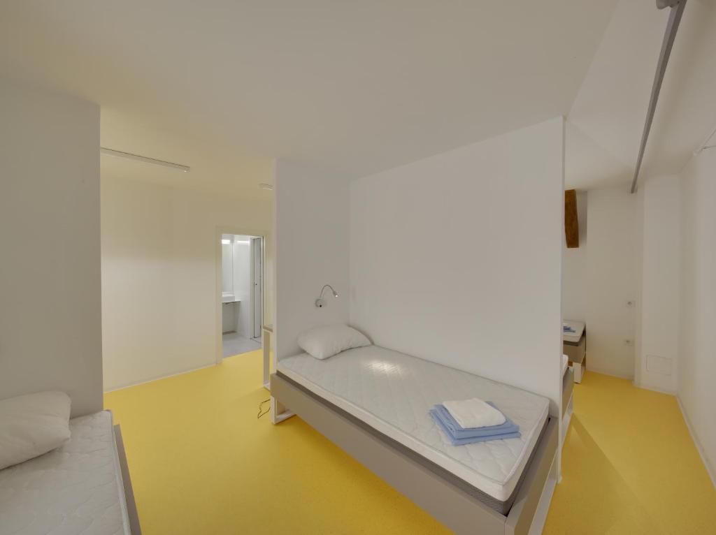 Postel nebo postele na pokoji v ubytování Hi Hostel Stara Pekara Osijek