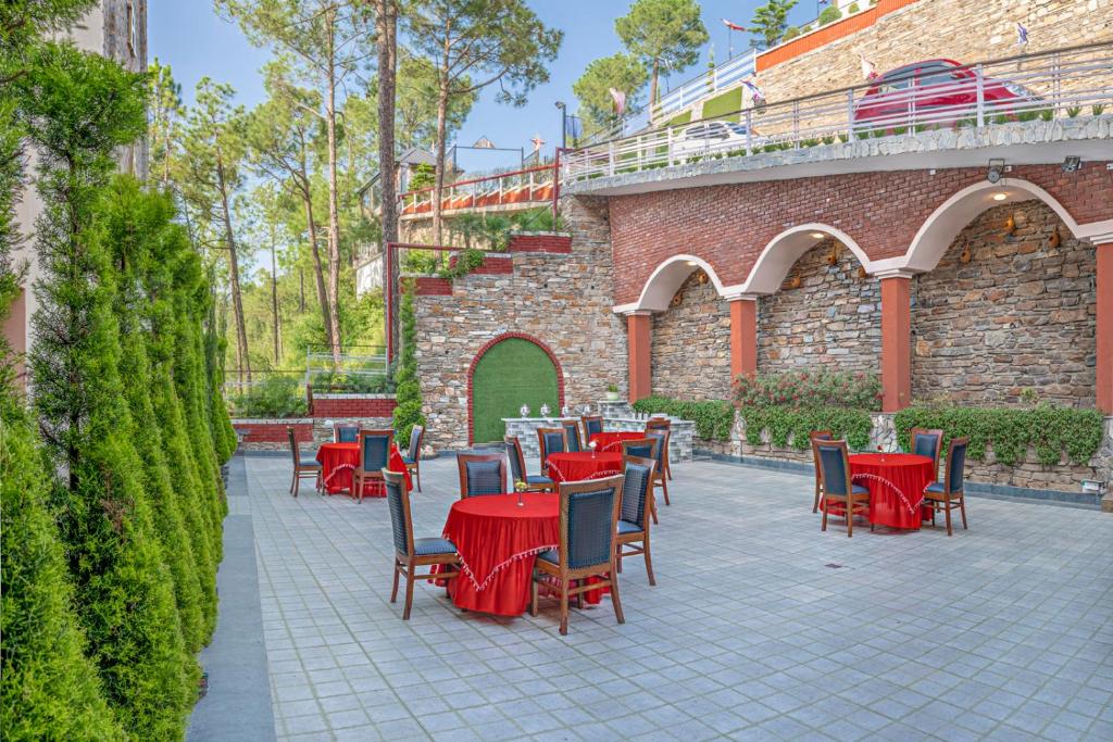 Restaurace v ubytování Kanishka Retreat Resort Chail