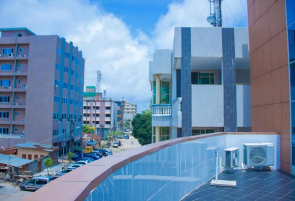- un balcon offrant une vue sur la ville dans l'établissement Mosaly Residence Caboma, à Cotonou