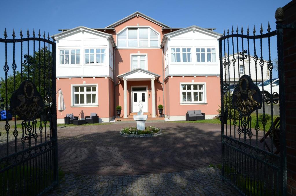 ein Haus mit einem Tor davor in der Unterkunft Villa Heimathafen in Göhren