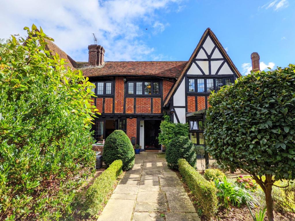 einen Blick nach außen auf ein Haus mit Büschen in der Unterkunft York House, Aldwick in Bersted