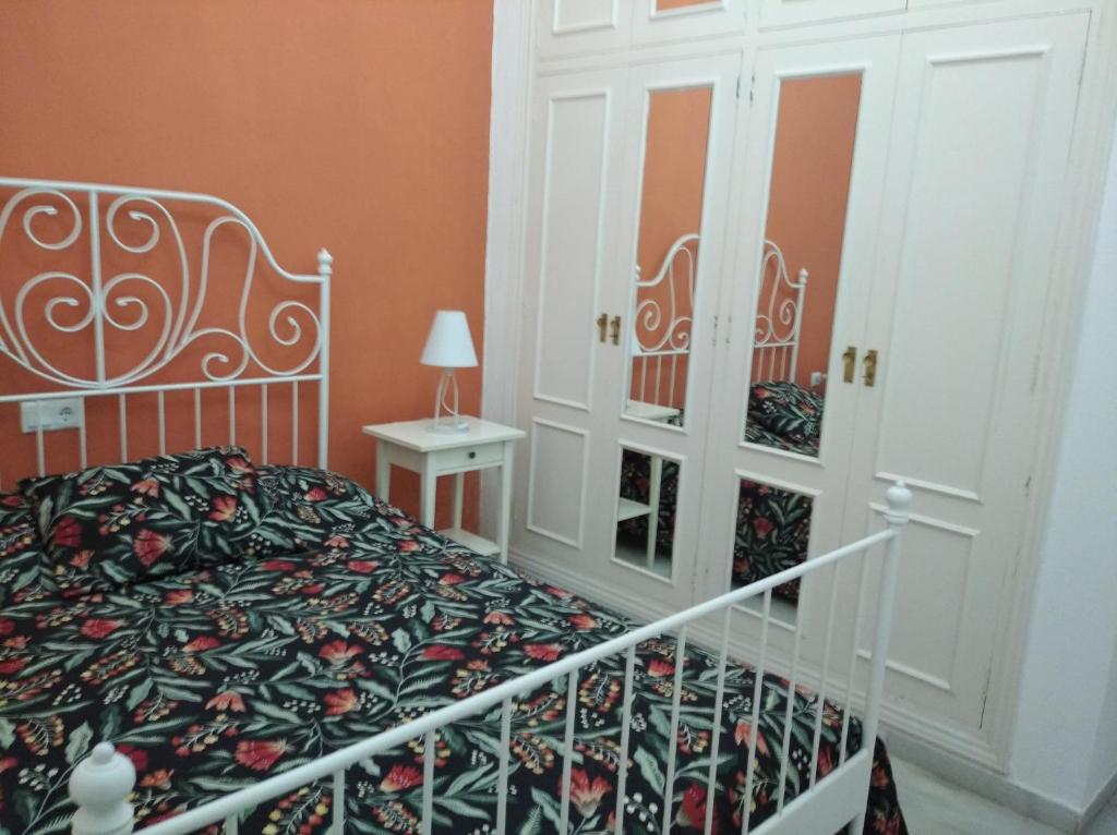 1 dormitorio con 1 cama con colcha en blanco y negro en Apartamento San Miguel Caballeros, en Jerez de la Frontera