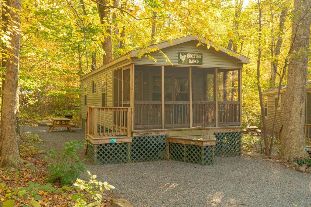 une petite cabine au milieu des bois dans l'établissement Sun Retreats Lancaster County, à Narvon
