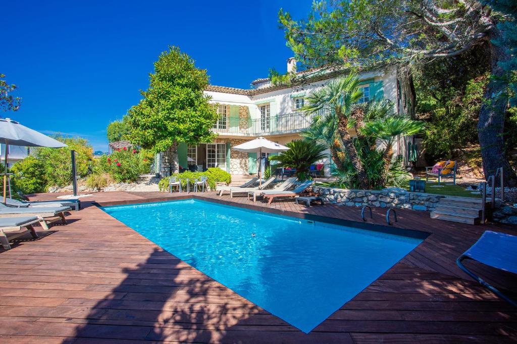 une piscine devant un immeuble dans l'établissement VILLA JUSTINE VI4239 By Riviera Holiday Homes, à Mandelieu-la-Napoule