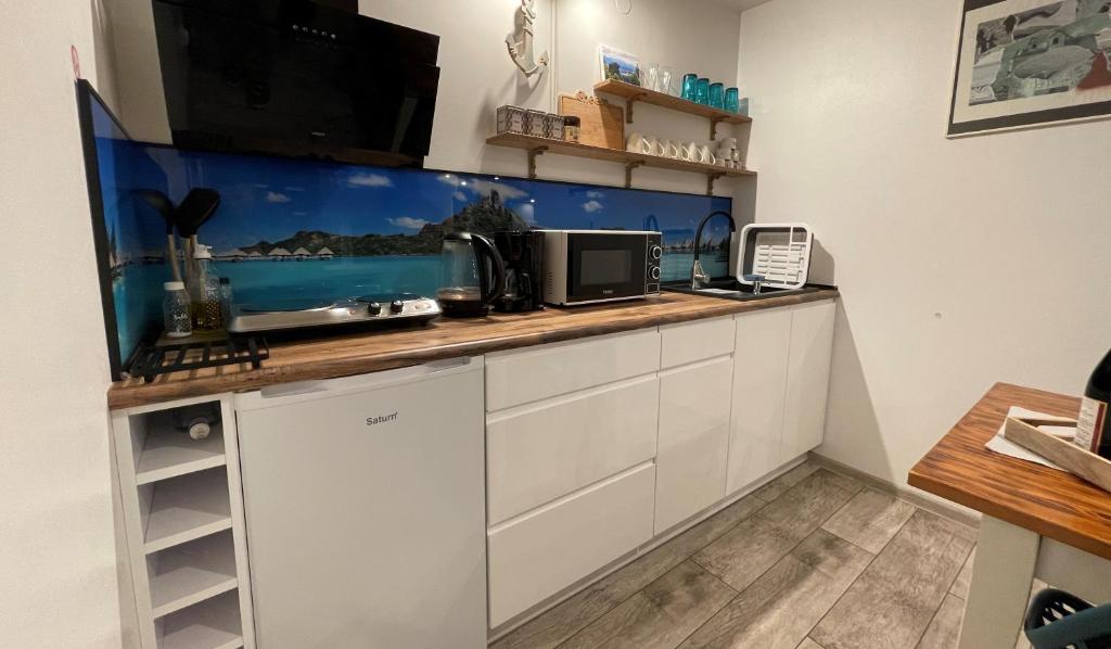 Kuchyňa alebo kuchynka v ubytovaní Apartamenty Pod Uwalonym Dębem