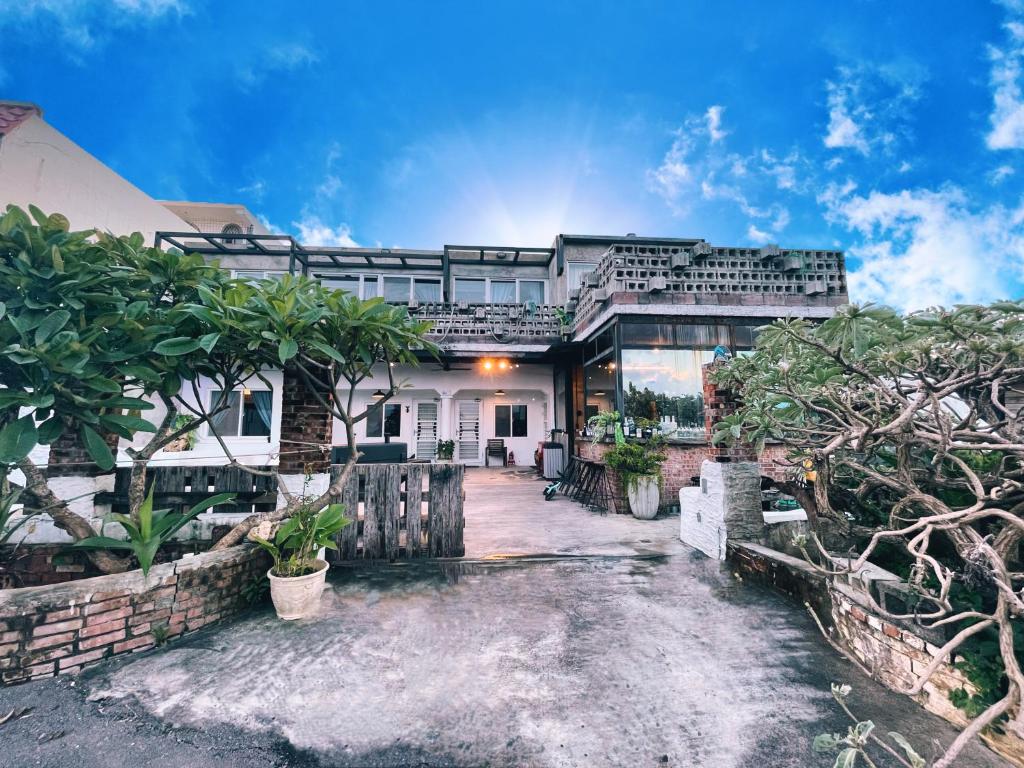 a house with a courtyard in front of it at 墾丁 Sky Villa 工業風設計 包棟民宿 in Eluan