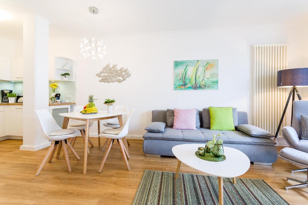 uma sala de estar com um sofá e uma mesa em Strandvilla Seeadler hinter Düne und Meer em Binz