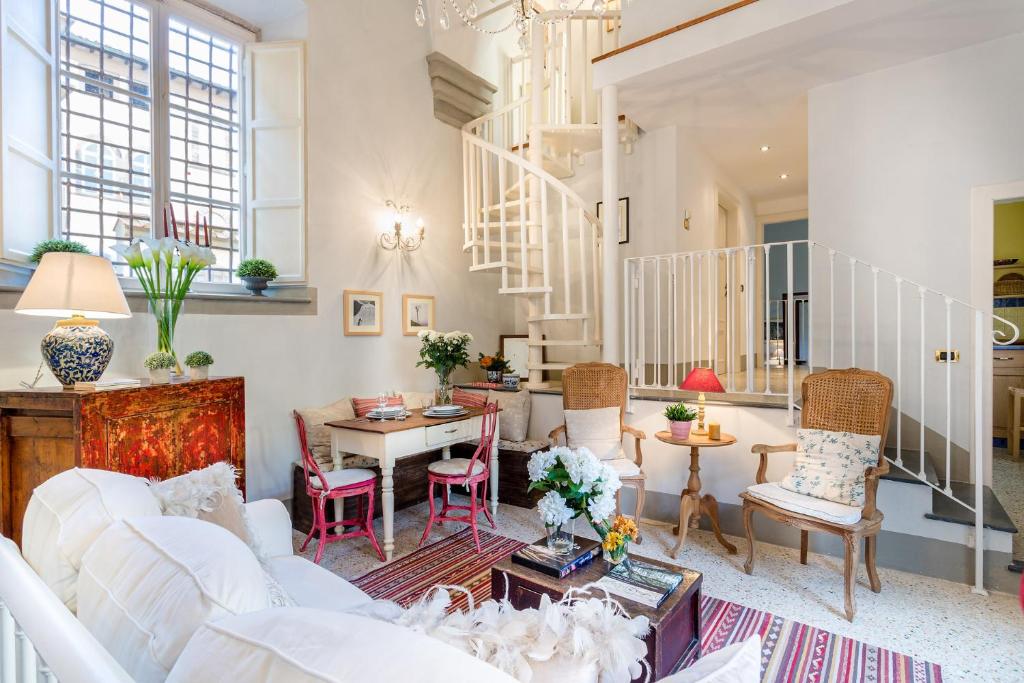 sala de estar con sofá blanco y sillas en Casa Eleonora charming quiet apartment, en Lucca