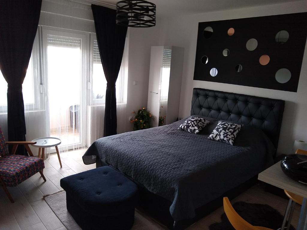 En eller flere senge i et værelse på Apartman_Park