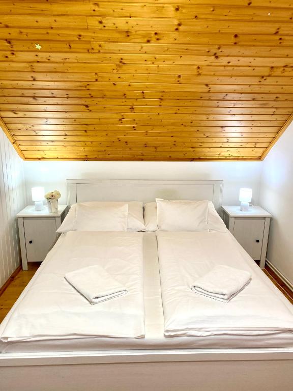 Postel nebo postele na pokoji v ubytování BorászPorta