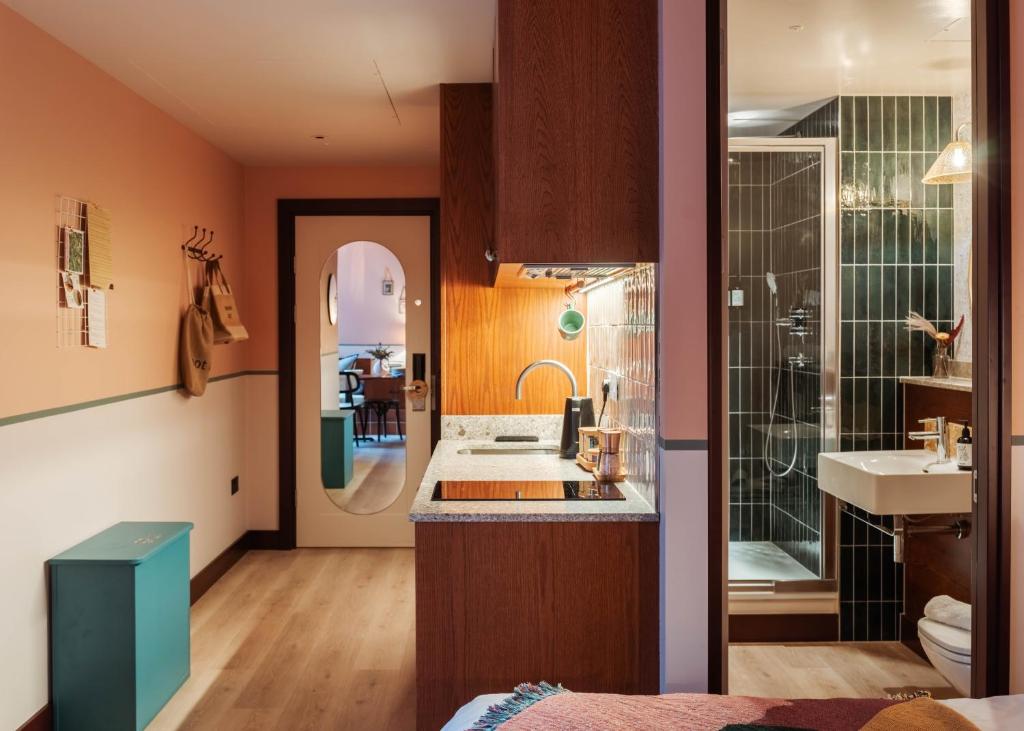 Koupelna v ubytování room2 London Chiswick Hometel