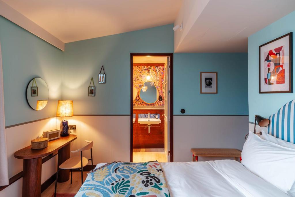 Postel nebo postele na pokoji v ubytování room2 London Chiswick Hometel