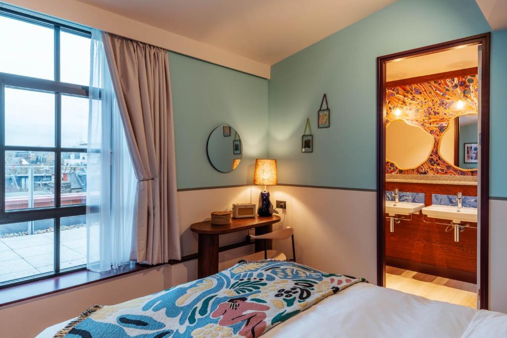 Postel nebo postele na pokoji v ubytování room2 London Chiswick Hometel
