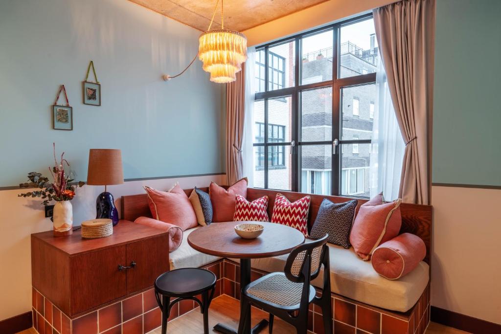 Posezení v ubytování room2 London Chiswick Hometel