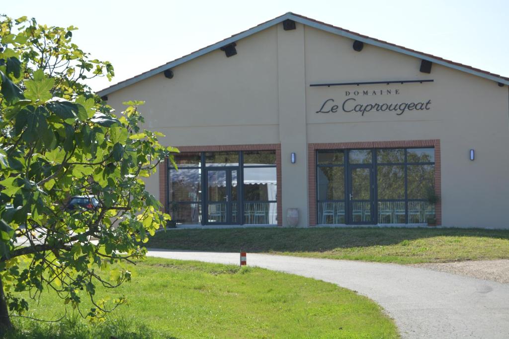 ein Gebäude mit einem Schild, das la Carpenter liest in der Unterkunft Domaine le Caprougeat in Daux