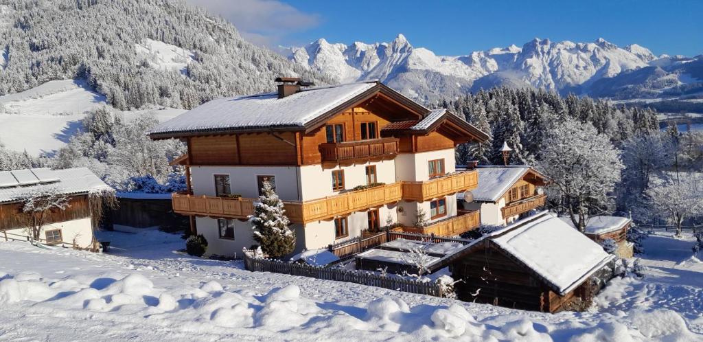 une maison dans la neige dans les montagnes dans l'établissement Mairhofer, à Bischofshofen