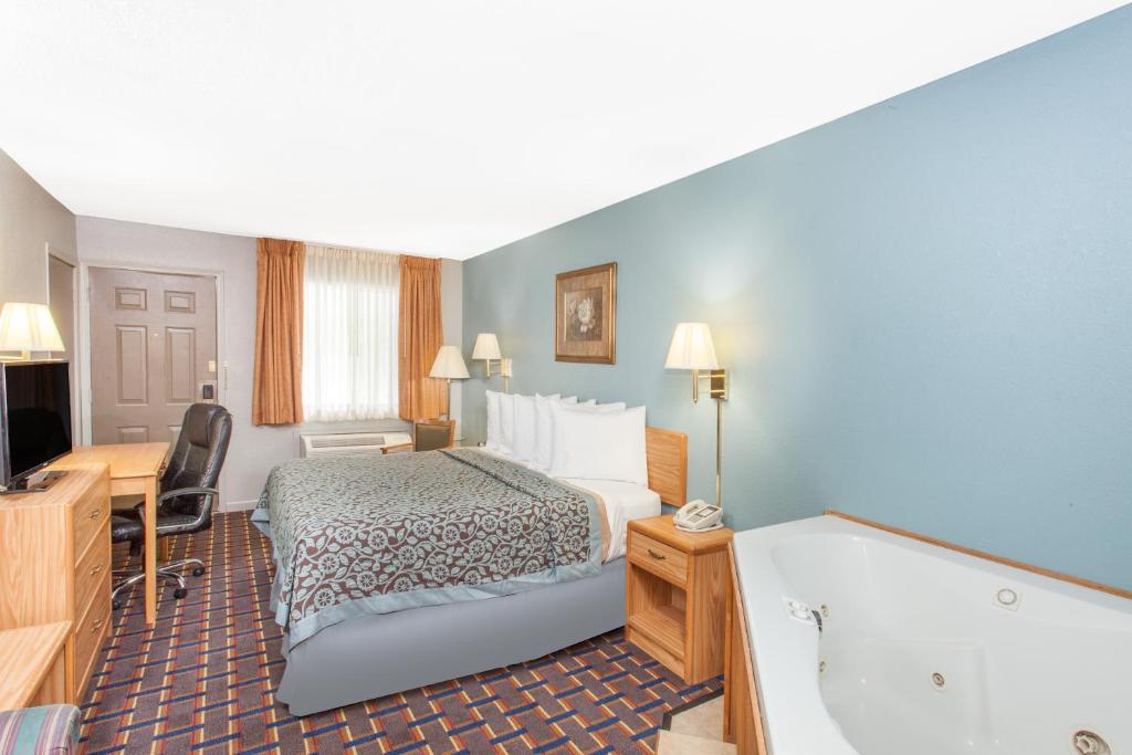 Days Inn by Wyndham Farmer City - Deluxe King Room - Non-Smoking