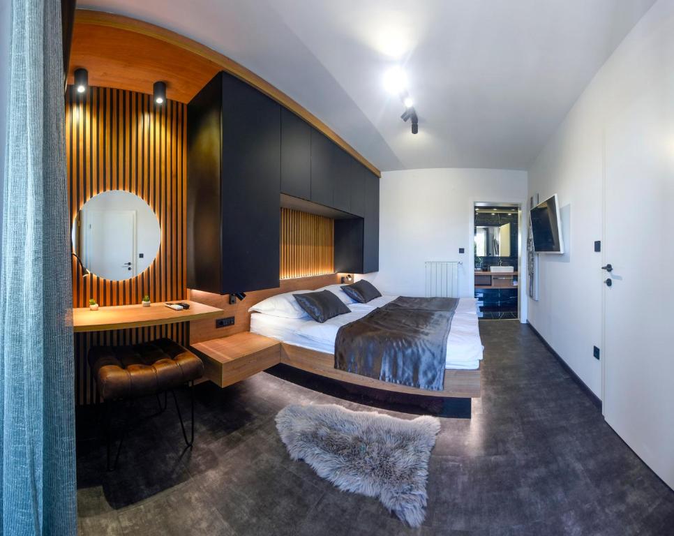 sypialnia z dużym łóżkiem i lustrem w obiekcie Jazine lux apartment E&T w mieście Zadar