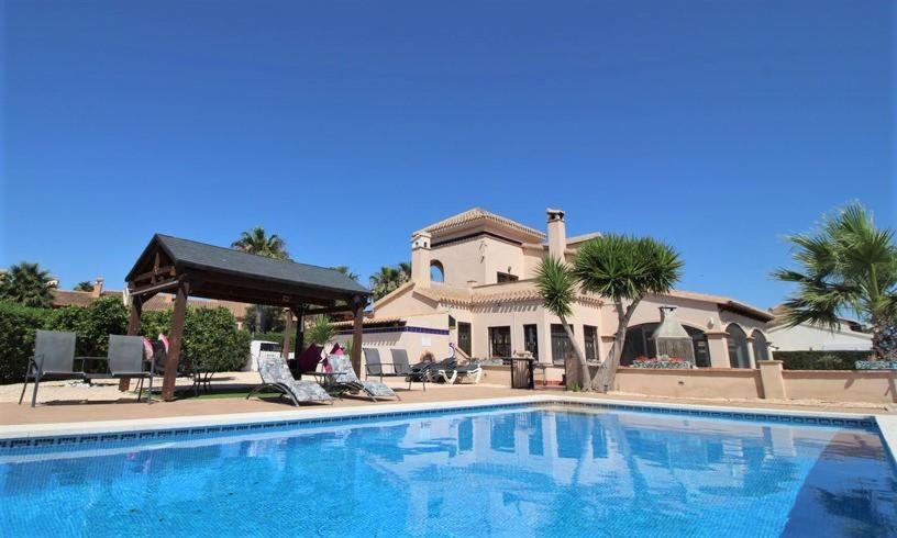 una gran piscina frente a una casa en HL 015 Holiday rentals 4 Bedrooms 4 Bathroom villa with private pool, en Fuente Alamo
